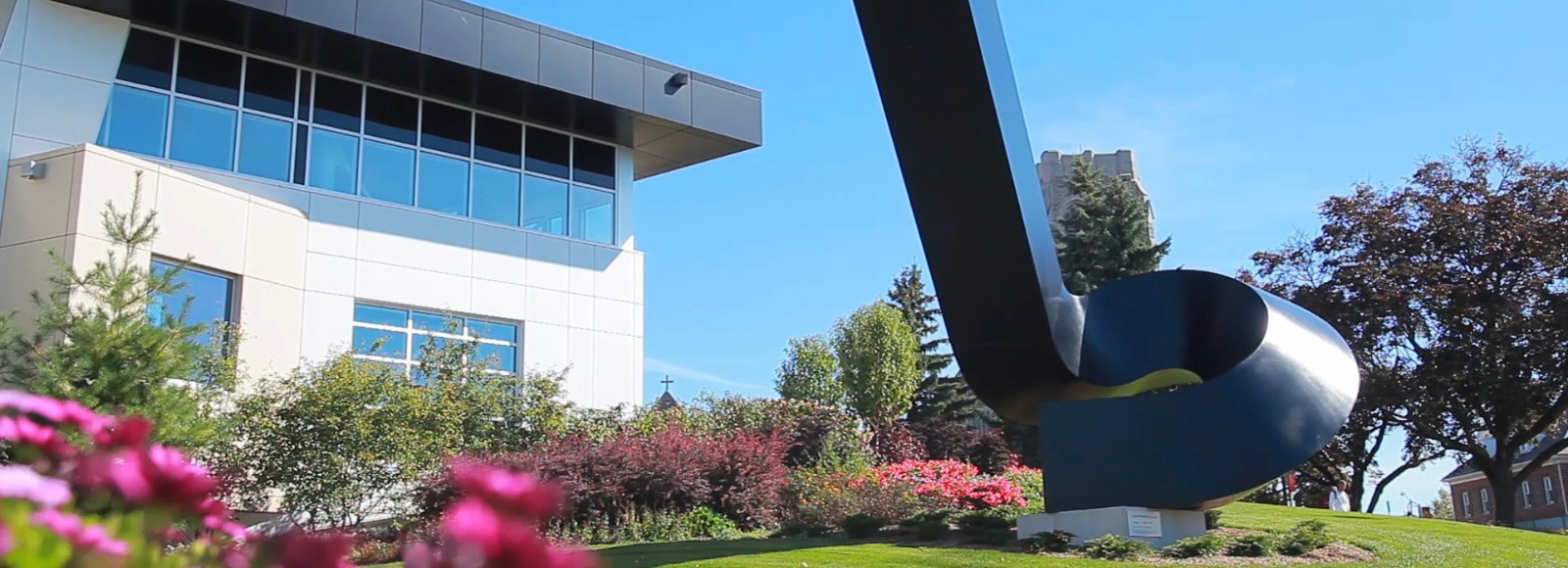 Sculpture "Upstart II" by Clement Meadmore