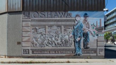  The mural depicts the labour history of Oshawa with a female and male worker in the foreground and other workers in the background.