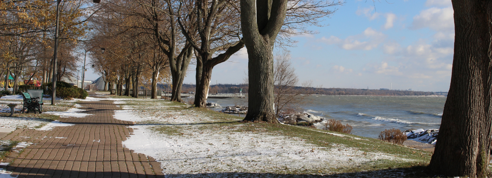 Trail along Lakeview Park