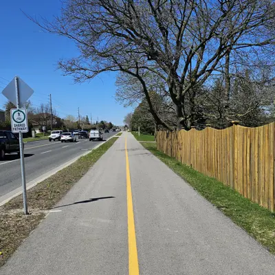Two-way in-boulevard multi-use trail