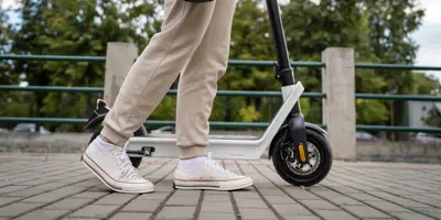 Person riding a e-scooter